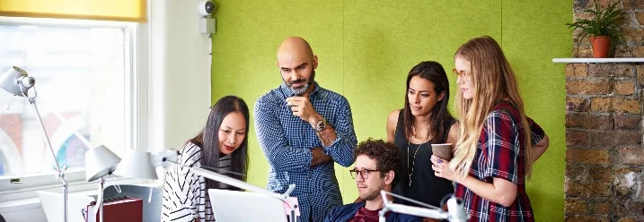 Fünf Personen in einem Büro